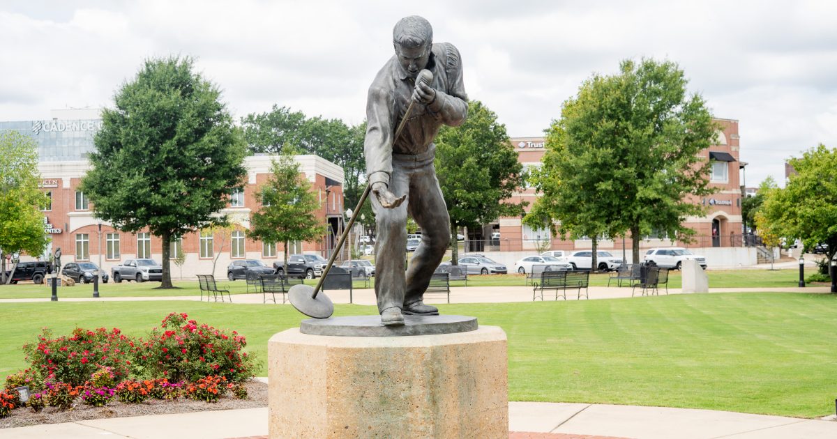 Elvis' Homecoming Statue